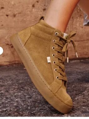 NWT Cariuma Women’s OCA High-Top Suede Sneakers  Size 8.5